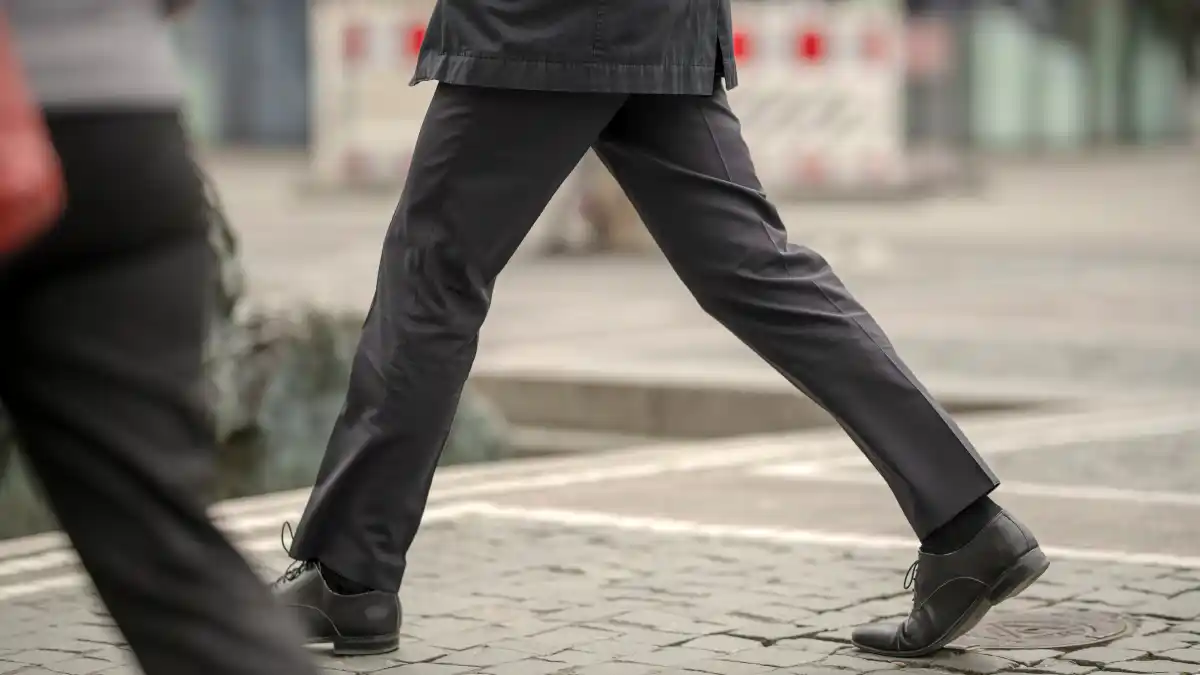 How to Walk and Position Yourself to Avoid Trouble