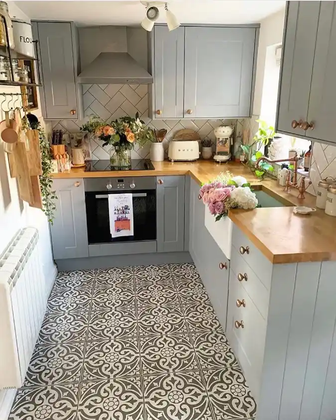 Charming Coastal Cottage Kitchen