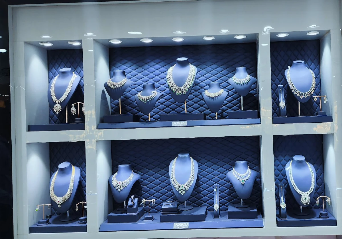 Built-in Lighted Showcase